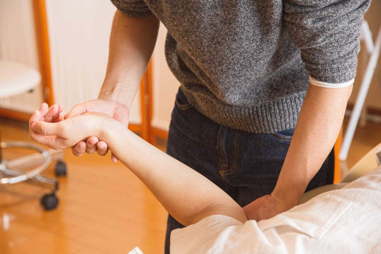 Massage du poignet par un ostéopathe