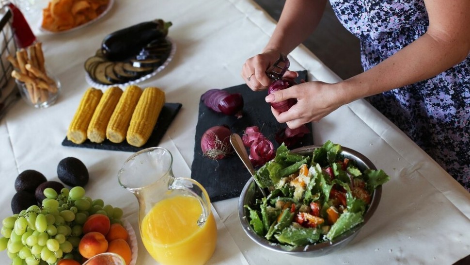 Une table de legumes et de fruits