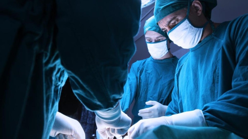 Médecins opérant un patient dans la salle d'opération