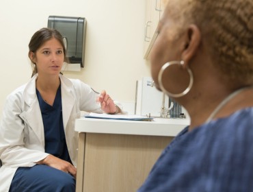 Patient talking with her doctor before sleeve gastrectomy