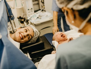 Une jeune femme et son bébé en salle d'accouchement