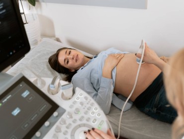 Femme enceinte en consultation médicale