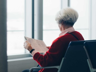 Personne âgée lisant les tarifs d'un EHPAD