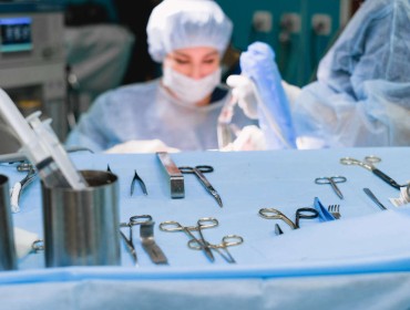 Chirurgien en intervention au bloc opératoire