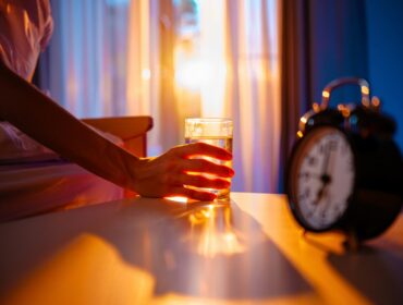 Vous buvez de l’eau… mais au mauvais moment : l’erreur que beaucoup font sans le savoir