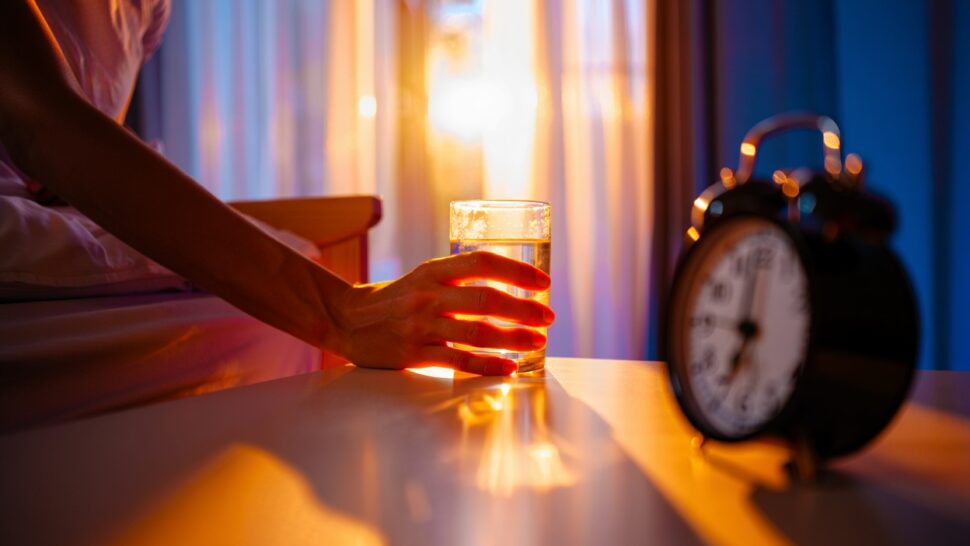 Vous buvez de l’eau… mais au mauvais moment : l’erreur que beaucoup font sans le savoir