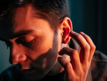 Vous entendez votre cœur dans vos oreilles ? Ce phénomène est plus courant qu’on le pense