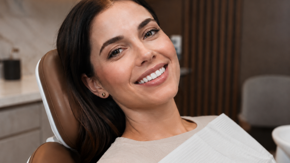Blanchiment dentaire : pourquoi le faire encadrer par un dentiste change tout