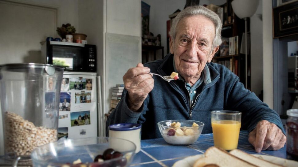 À 78 ans son cholestérol est celui dʼun homme de 40 ans: son petit-déjeuner en cause