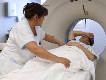 Amené aux urgences pour un simple saignement de nez: le scanner change tout
