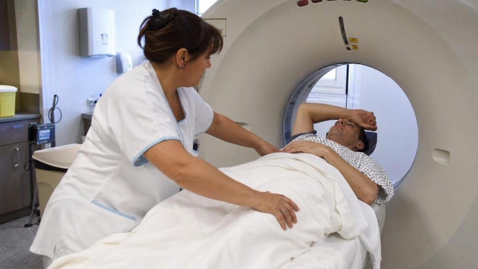 Amené aux urgences pour un simple saignement de nez: le scanner change tout