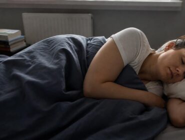 Dormir sur le côté droit change la façon dont lʼestomac se vide pendant la nuit