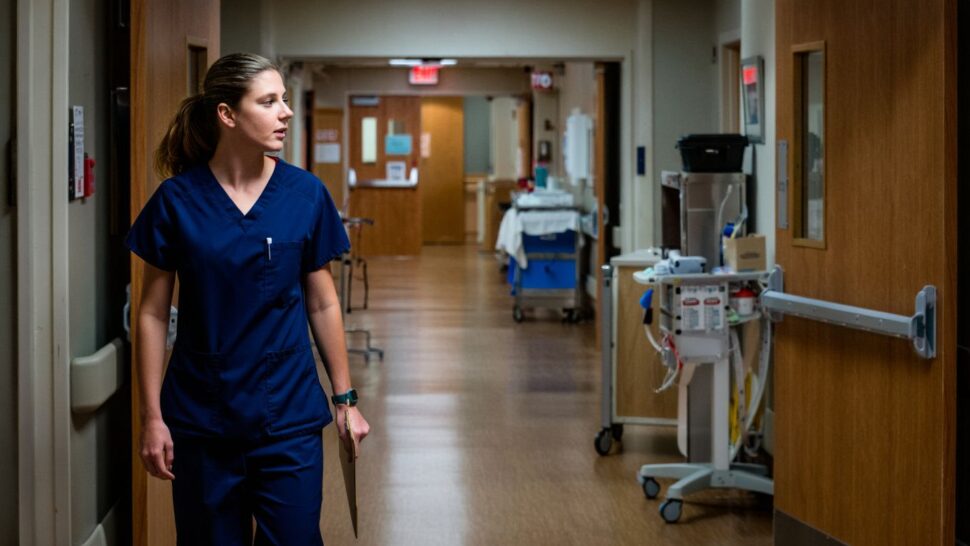 Je suis infirmière de nuit depuis onze ans: voici ce que je vois vraiment dans le service