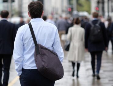 Je suis kinésithérapeute et voici ce que je vois chez ceux qui portent leur sac du même côté