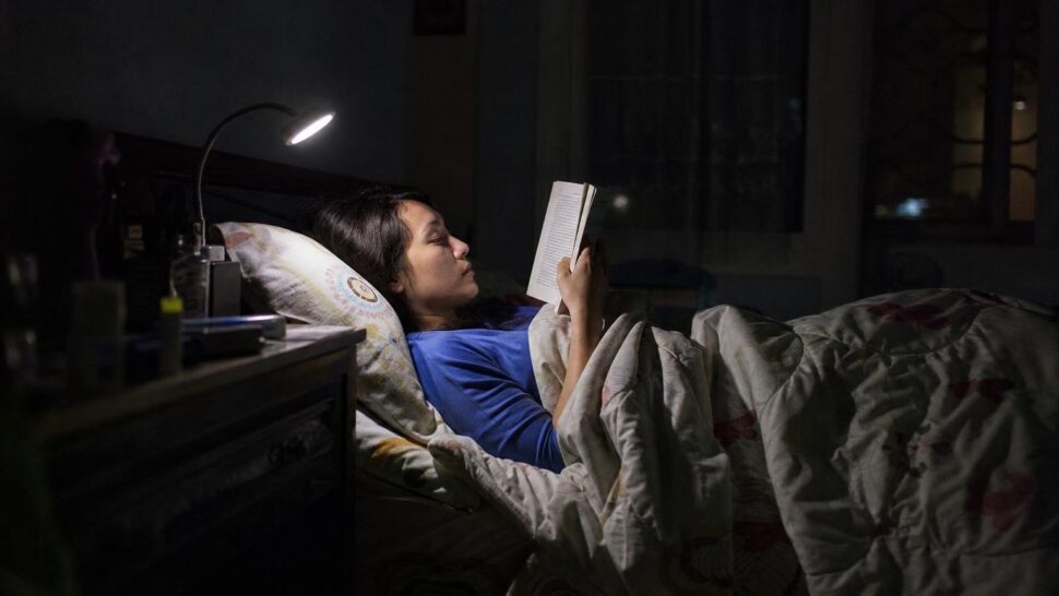 Je suis ophtalmologue et voici ce que je vois chez les gens qui lisent au lit