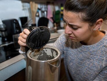 La bouilloire non détartrée modifie le goût mais aussi la composition de lʼeau
