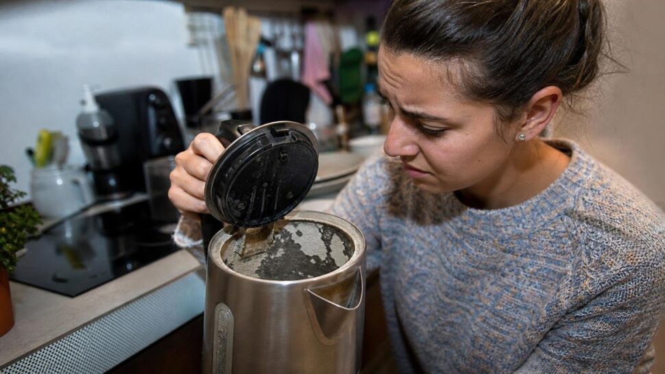La bouilloire non détartrée modifie le goût mais aussi la composition de lʼeau