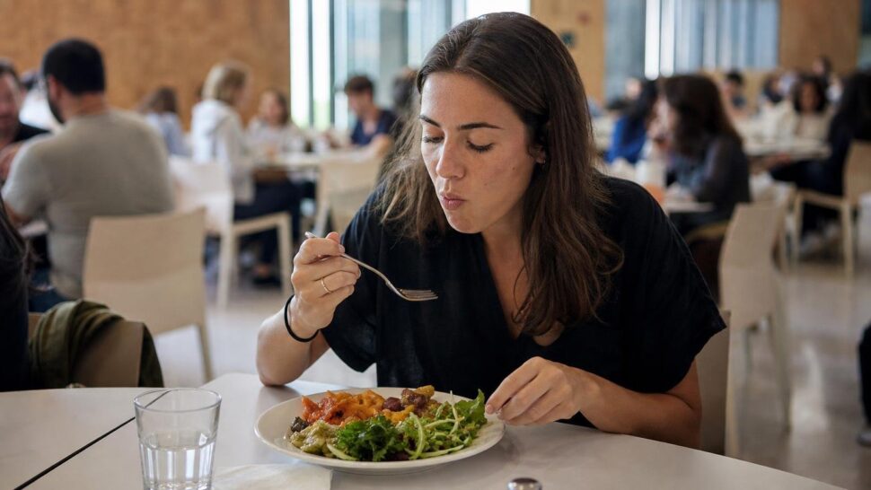 Les personnes qui mangent lentement ont un tour de taille inférieur de 4 cm selon une étude