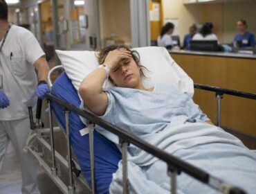 Une randonneuse de 29 ans hospitalisée après une morsure de tique passée inaperçue
