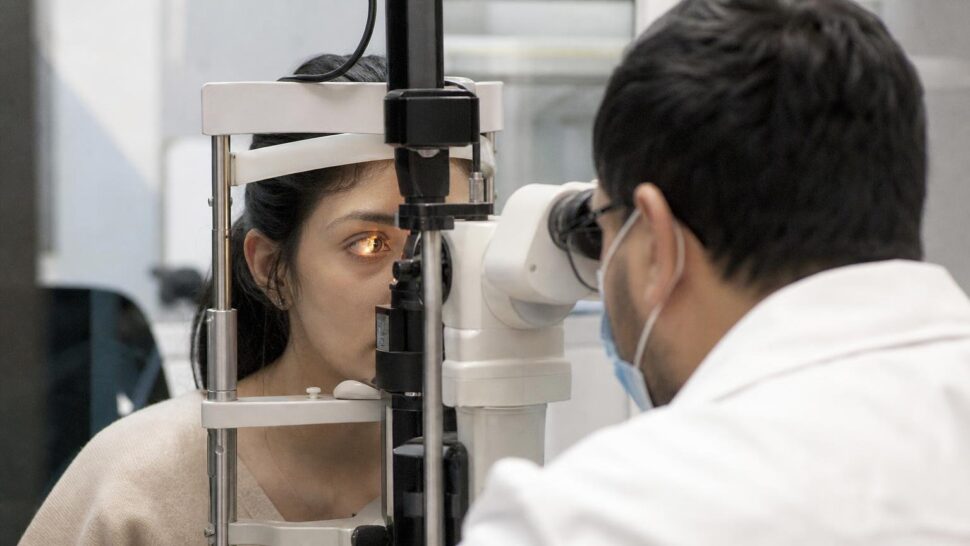 À 34 ans elle croyait à une simple allergie : les médecins ont trouvé un parasite dans son œil