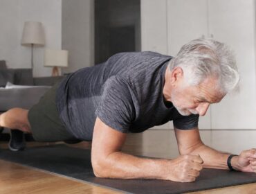 Après 60 ans deux minutes de gainage par jour suffisent pour protéger le dos : les médecins du sport donnent la bonne durée