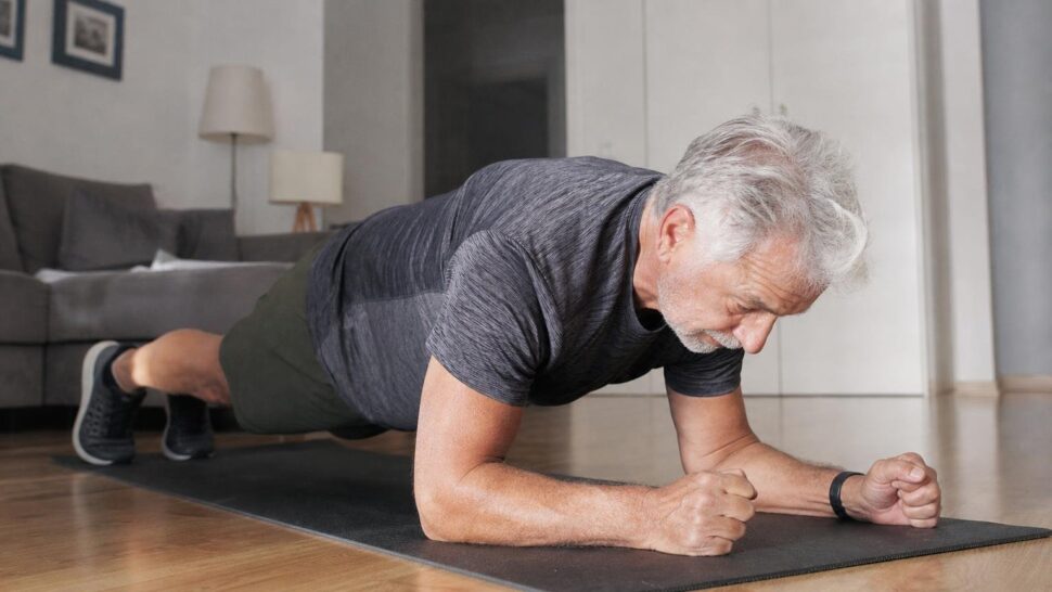 Après 60 ans deux minutes de gainage par jour suffisent pour protéger le dos : les médecins du sport donnent la bonne durée