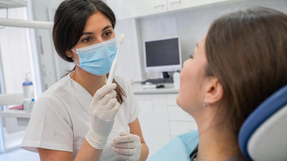 Je suis dentiste : ce détail sur votre brosse à dents me dit tout de votre santé
