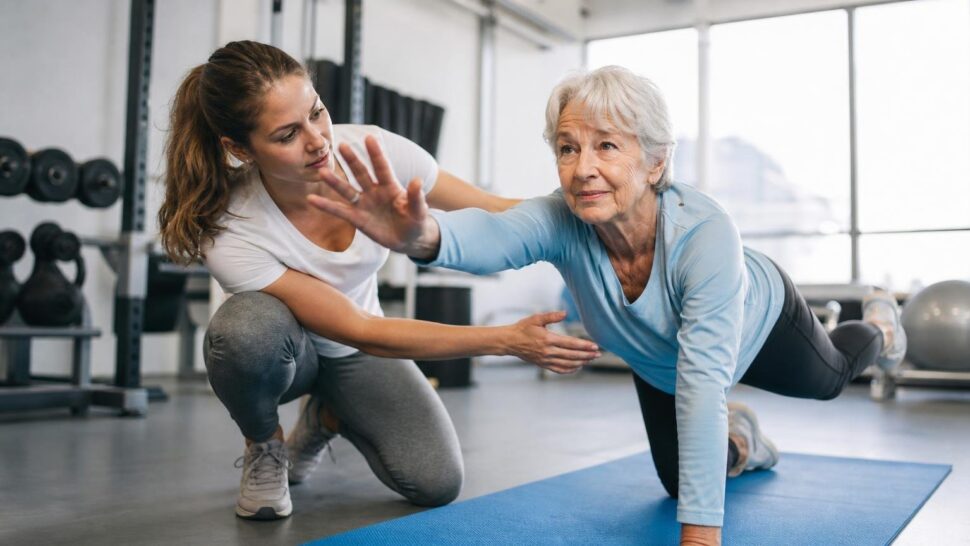 Ni le vélo ni la marche : lʼexercice que les kinés placent en tête pour les hanches après 60 ans