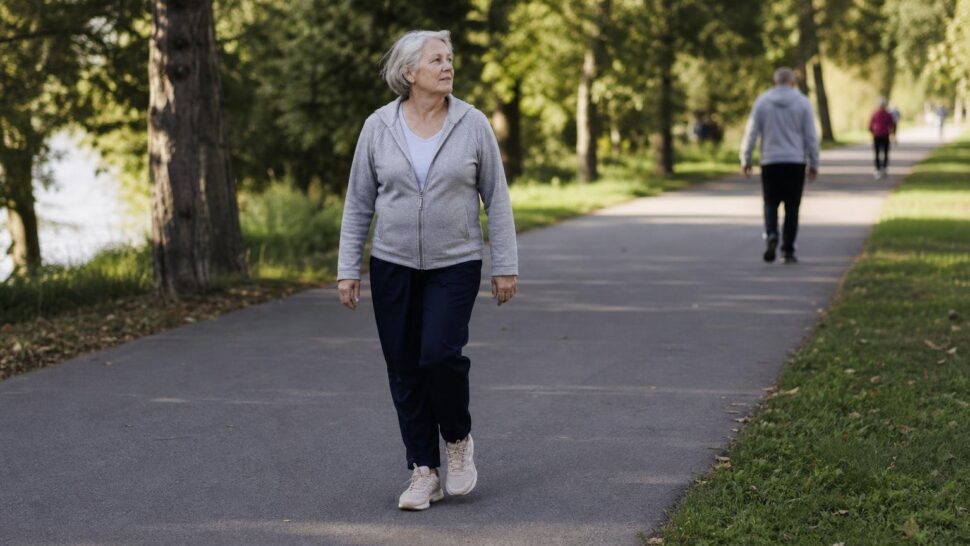 Oubliez les 10 000 pas : les cardiologues fixent un objectif bien plus bas après 60 ans
