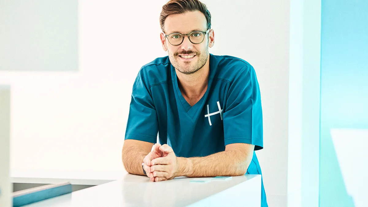 Dr. Carlos Morilla, director médico de la clínica dental Hinboca.