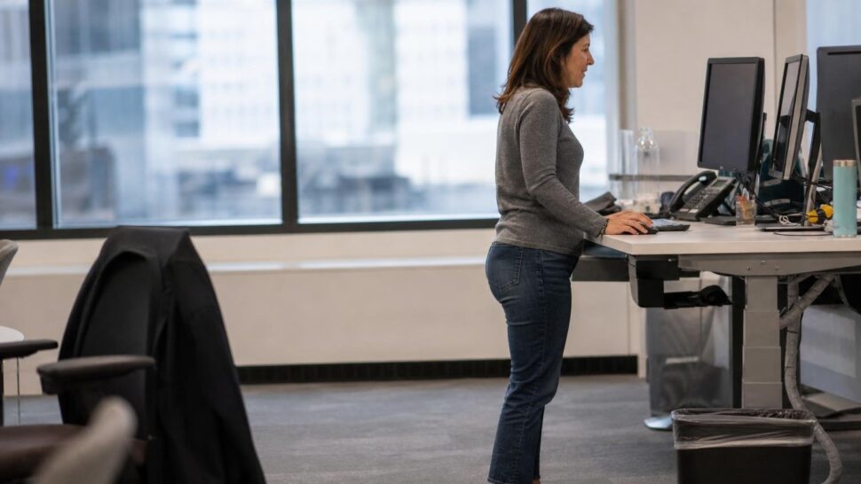 Deux minutes debout toutes les demi-heures suffisent à protéger les veines des jambes selon les angiologues