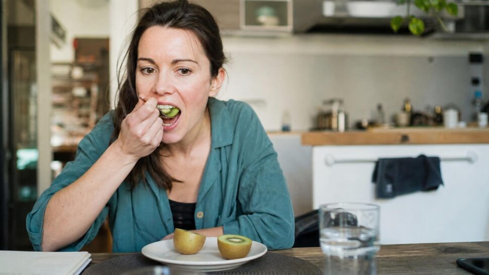 Ils ont mangé deux kiwis par jour pendant quatre semaines : ce qui a changé pour leur transit