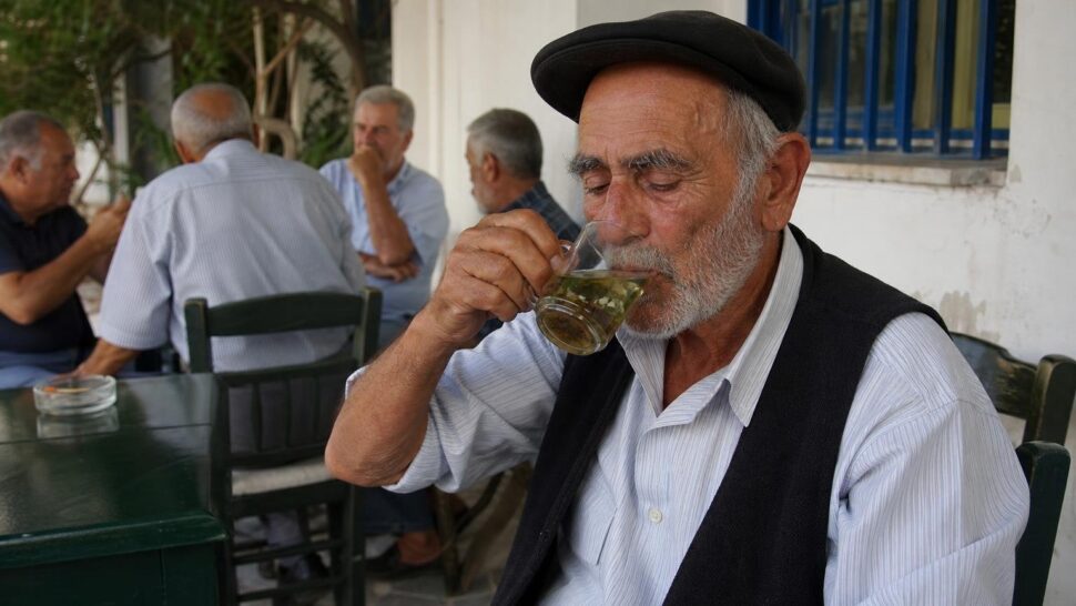 Les habitants d’Ikaria boivent une tisane de montagne chaque soir : le secret de leur longévité selon les chercheurs