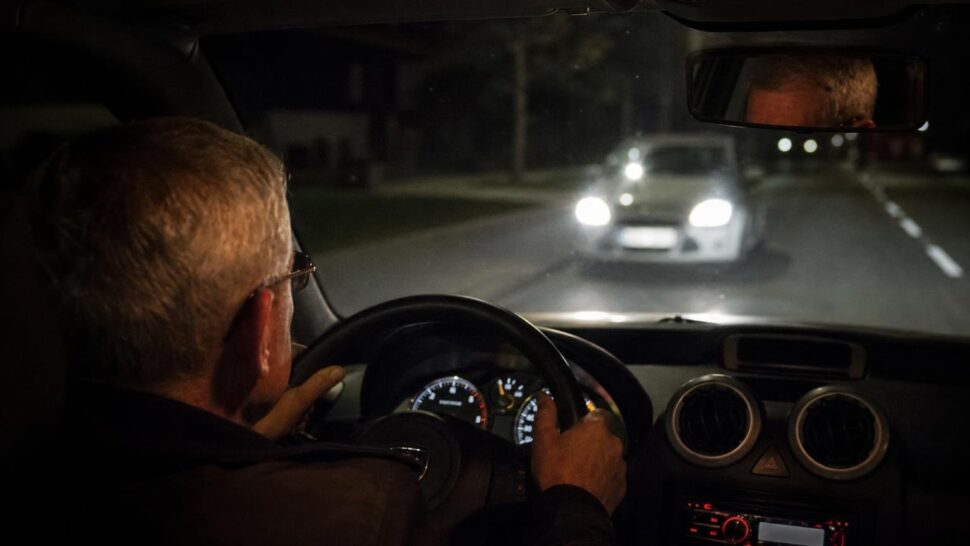 Les premiers signes d’un glaucome à repérer chez les plus de 50 ans en conduisant la nuit