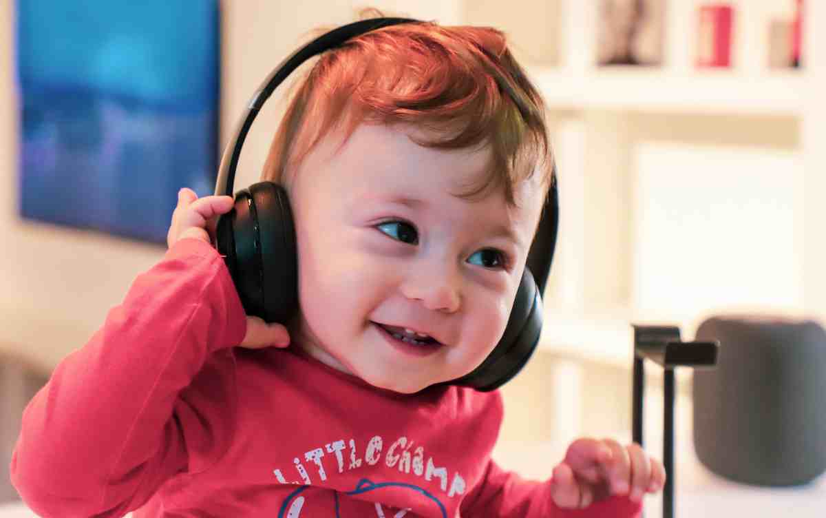 Un bébé qui écoute de la musique