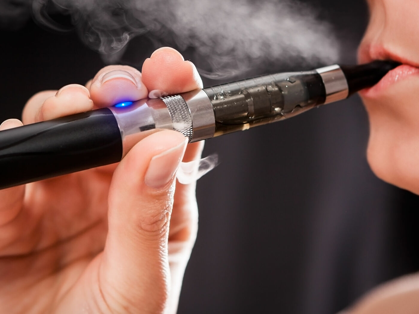 e-cigarette dans la bouche d'un fumeur