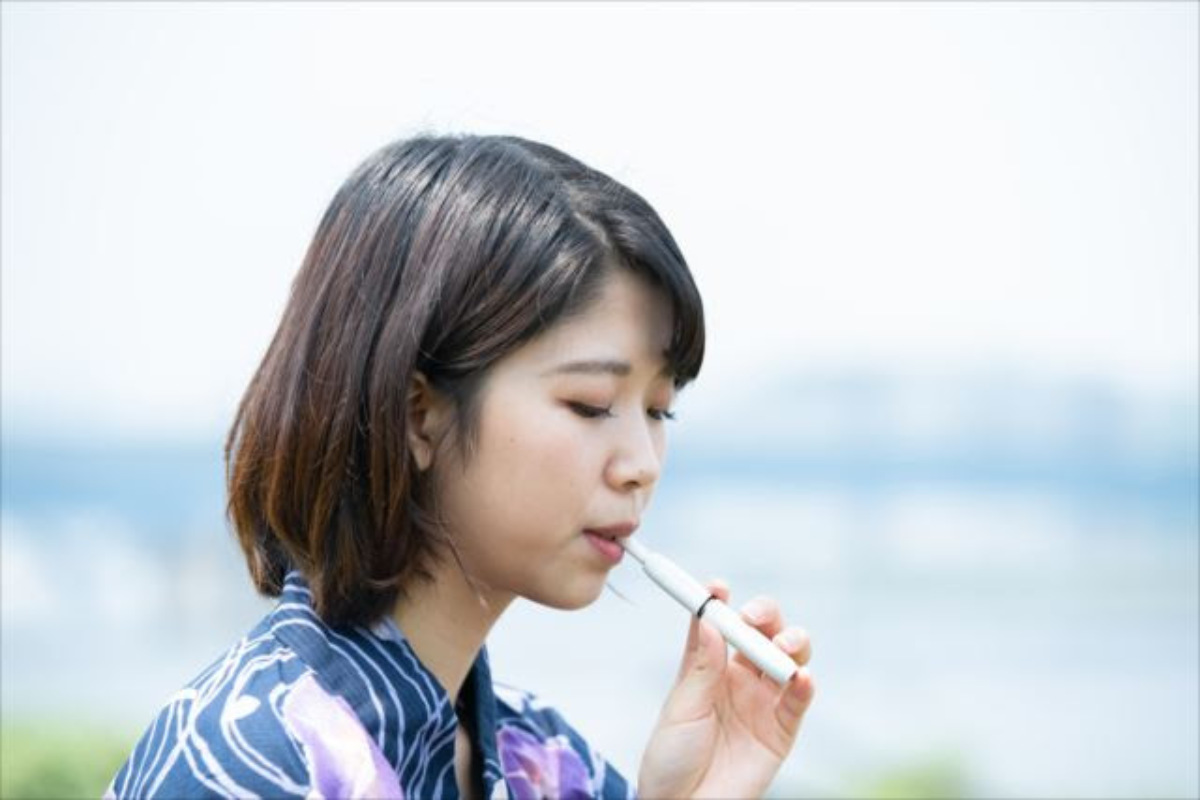 Femme japonaise qui fume un Iqos®