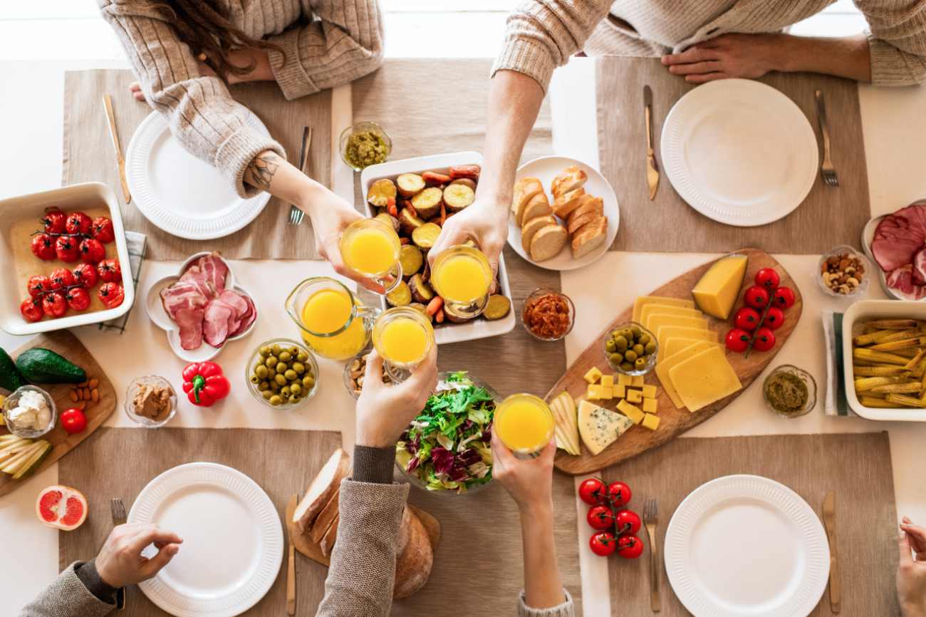 Partage d'un repas de tradition alimentaire méditerranéenne