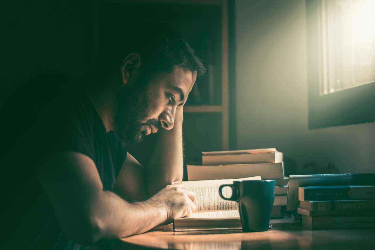 Jeune homme concentré sur un livre