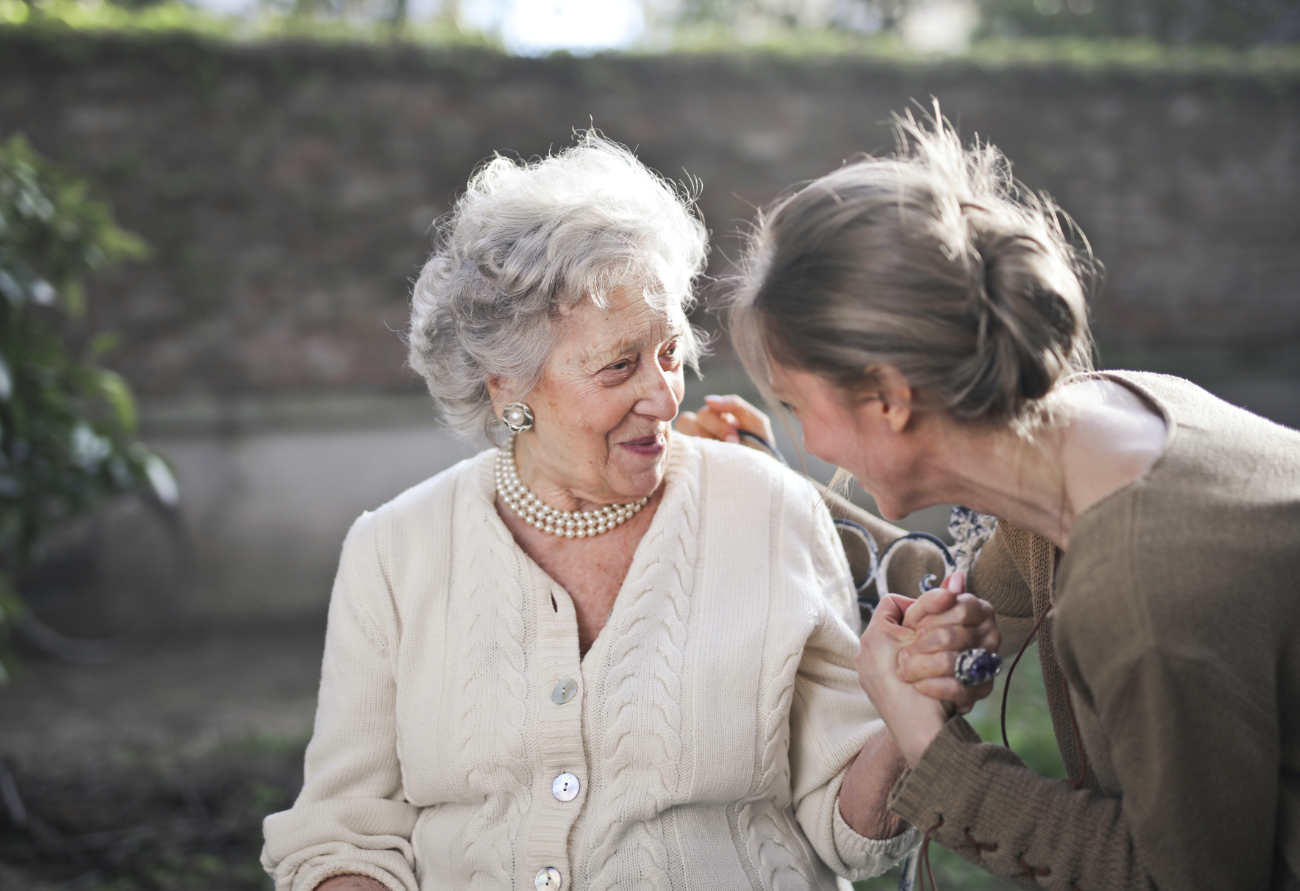 Personne âgée dans le jardin d'un EHPAD