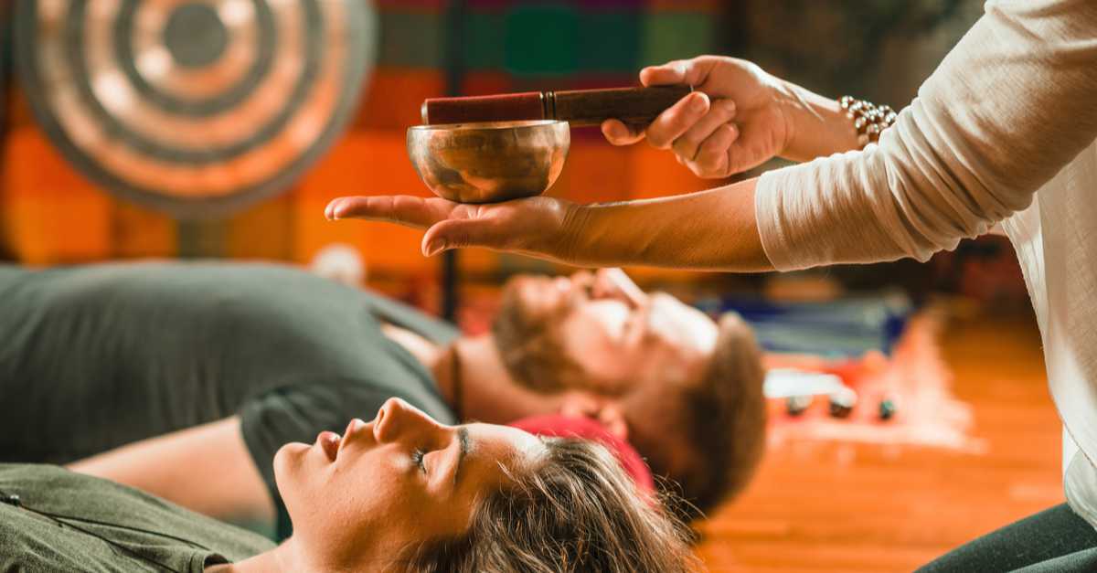 Séance de musicothérapie réceptive avec un bol tibétain