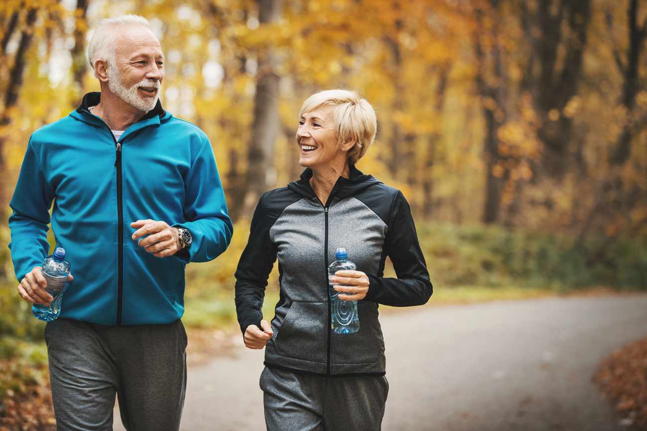 Couple de personnes âgées faisant un footing