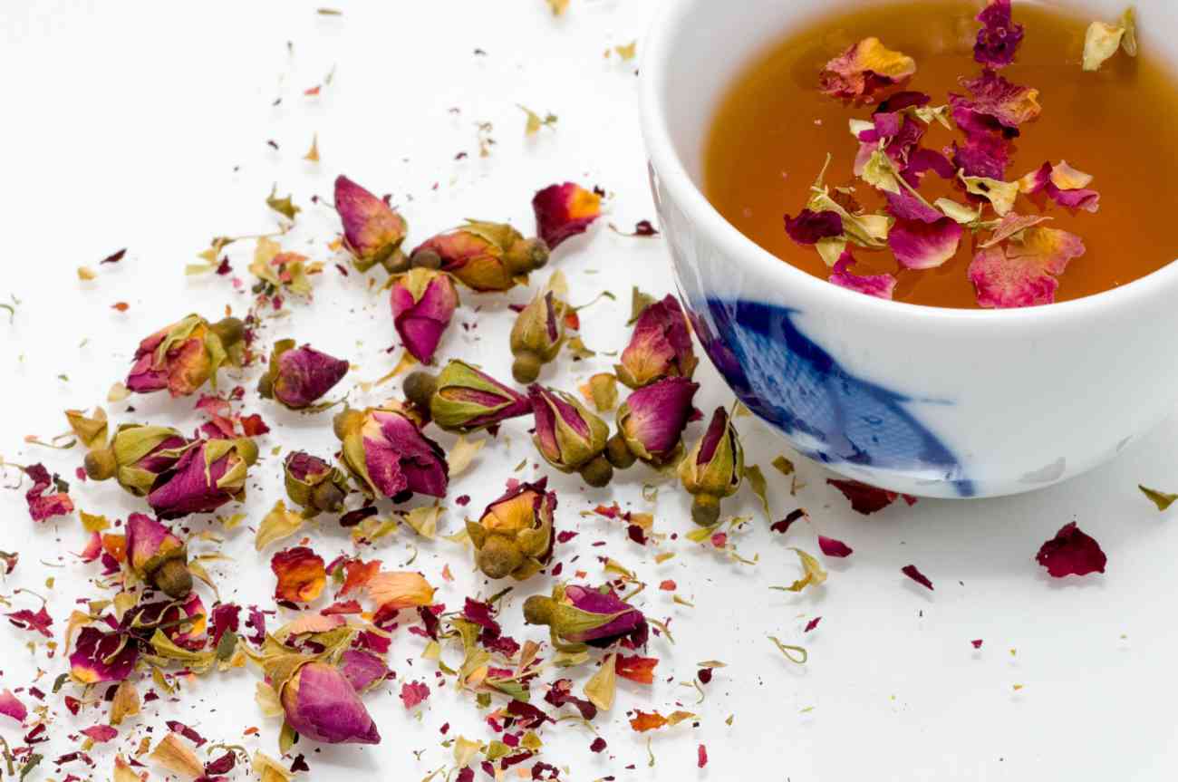 Thé parfumé avec des fleurs