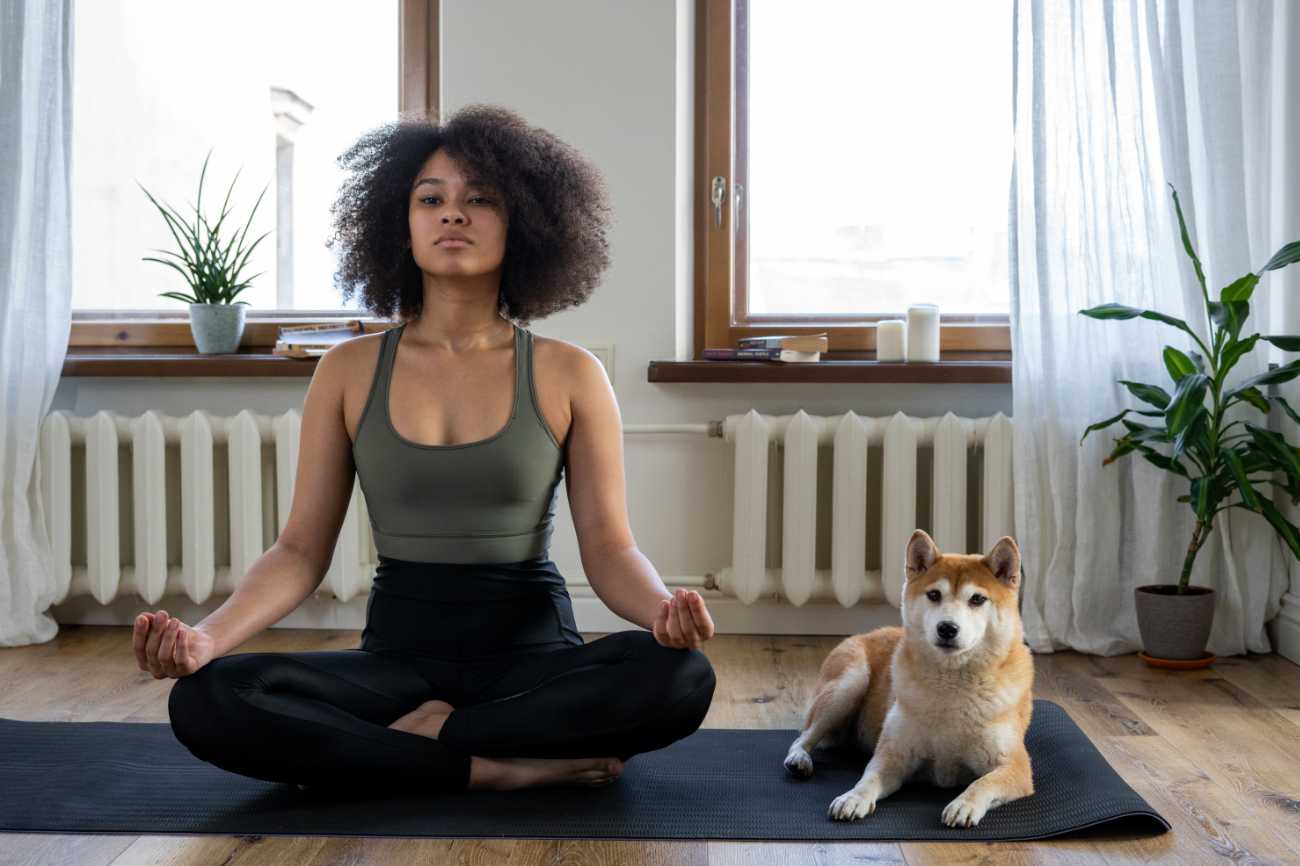 Jeune femme en séance de méditation et médiation animale