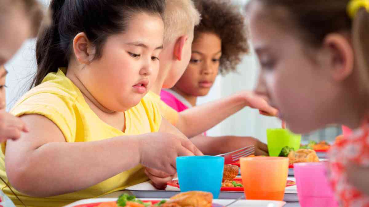 Enfants obèses qui mangent