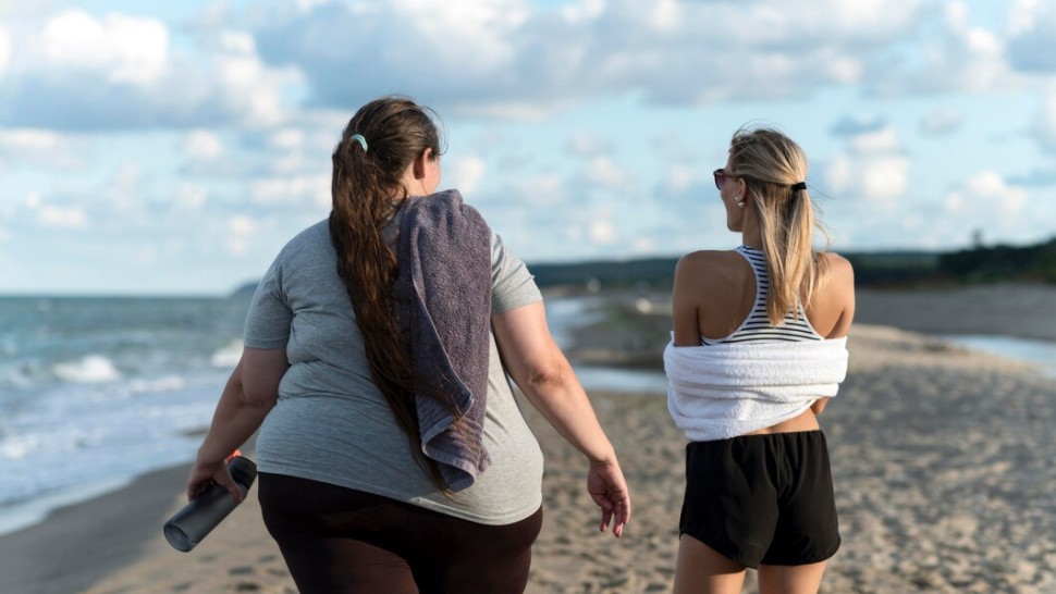 Deux femme qui font de la marche sur la plage