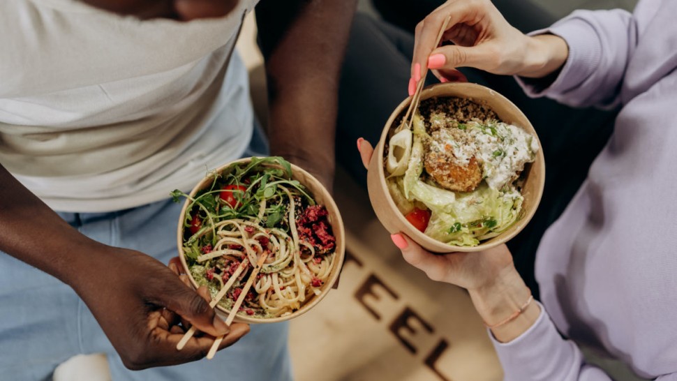 Jeunes femmes qui mangent un repas équilibré