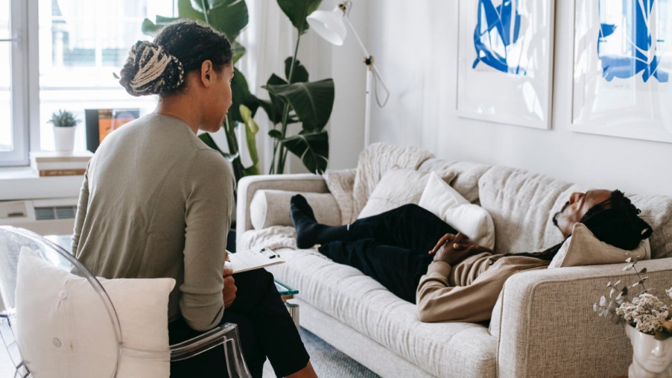 Patient in coaching hypnosis session