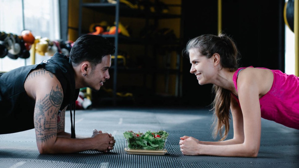 Couple faisant du sport