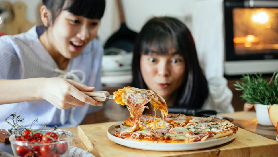 Jeunes femmes qui mangent une pizza